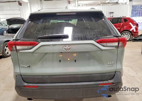 2021 Toyota Rav4 Xle z USA, uszkodzony, nr VIN JTMP1RFV3MD074949